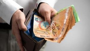 Бір жыл бойы ешкім байқамады. Олар қызметкерлердің шотына байқаусызда миллиондаған еуро салды, бір жылда бір миллион еуроны ескертпеді.