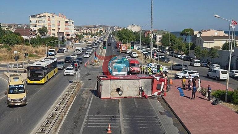Yangın ihbarına gidiyorlardı Kaza yapan itfaiye aracı yan yattı: 3 yaralı