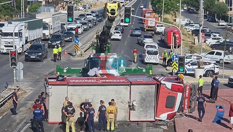 Yangın ihbarına gidiyorlardı Kaza yapan itfaiye aracı yan yattı: 3 yaralı