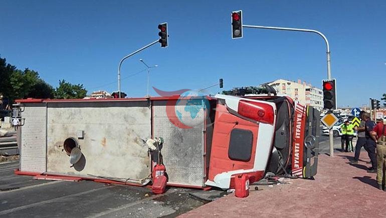 Yangın ihbarına gidiyorlardı Kaza yapan itfaiye aracı yan yattı: 3 yaralı