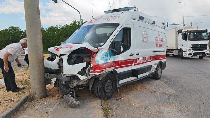 Bitlis'te Kavşakta Korkunç Kaza: Ambulans ve Otomobil Çarpıştı