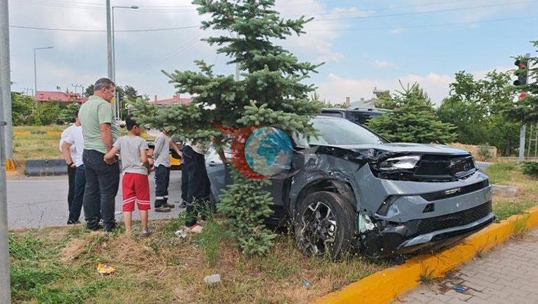 Bitliste feci kaza Ambulans ile otomobil çarpıştı: 10 yaralı