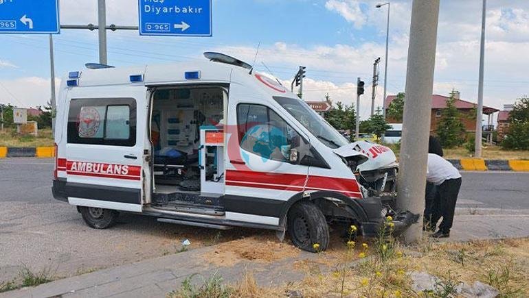Bitliste feci kaza Ambulans ile otomobil çarpıştı: 10 yaralı