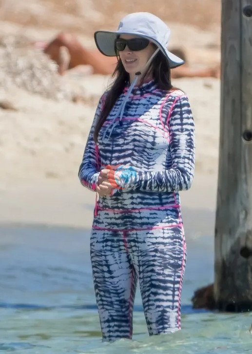 Üçüncü çocuğuna hamile olan Anne Hathaway, Saint Tropez tatilinde