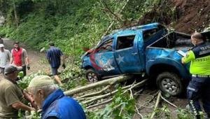 Rize'de dağıdıcı qəza Bağçaya gedərkən uçuruma düşən cütlük yolda qəzaya uğrayan R bağçaya düşərək öldü