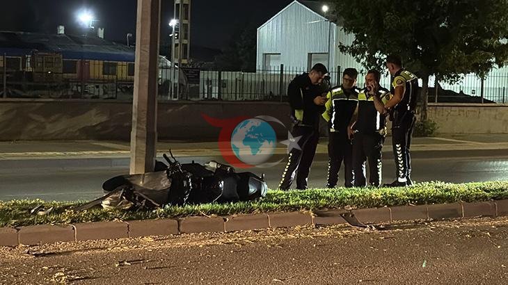 Sivas'ta Motosiklet Kazası: Aydınlatma Direğine Çarpan Araç, 2 Kişi Yaralandı