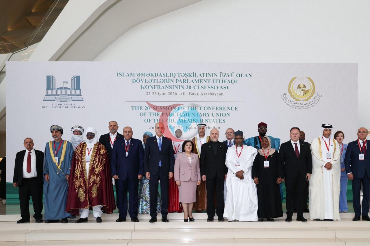 Turkiya Buyuk Millat Majlisi Spikeri Numan Kurtulmush, Ozarbayjon Milliy Assambleyasi mezbonligida Bokuda oʻtkazilgan Islom hamkorlik tashkiloti Parlament ittifoqining 20-konferentsiyasida ishtirok etgan parlament rahbarlari va delegatsiyalar bilan oilaviy suratga tushdi.