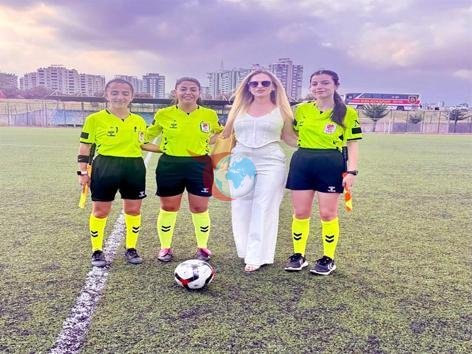 Bu maçtaki futbolcular, hakemler ve gözlemci kadın