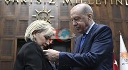 CHP’den istifa eden Nimet Özdemir AK Parti’de! Rozetini Cumhurbaşkanı Erdoğan taktı