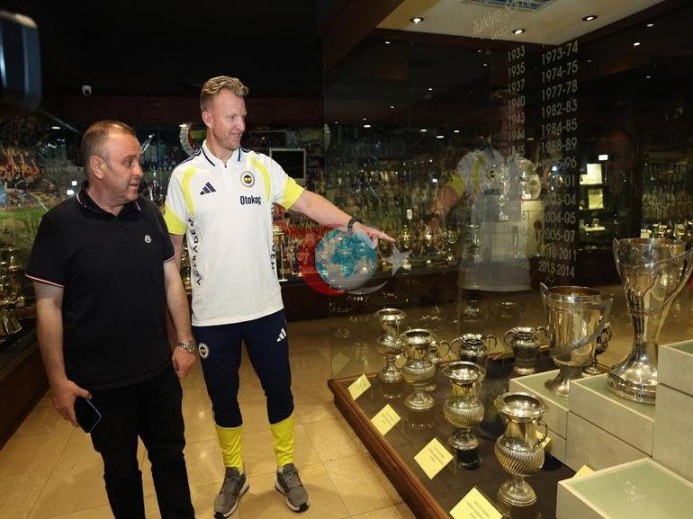Dirk Kuyt, Fenerbahçe’ye yardımcı antrenör olarak geri döndü