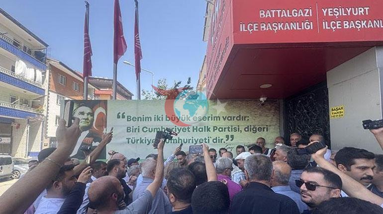 Malatyada CHP binasında böhran. Kılıçdaroğlunun fotosuna xain posteri asıldı.