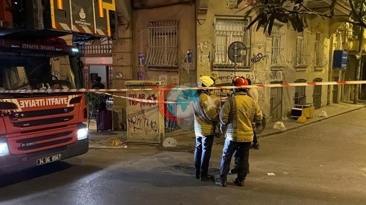Beyoğlu'nda 5 Katlı Binada Duvar Çöktü: Bina Hızla Tahliye Edildi