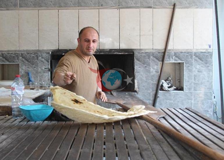 Adana qovurur, çörəkçilər odun qarşısında çörək hazırlayır, 80 dərəcədə işləyir