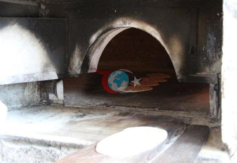 Adana qovurur, çörəkçilər odun qarşısında çörək hazırlayır, 80 dərəcədə işləyir