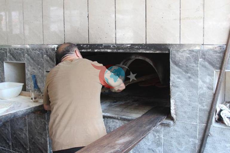 Adana qovurur, çörəkçilər odun qarşısında çörək hazırlayır, 80 dərəcədə işləyir