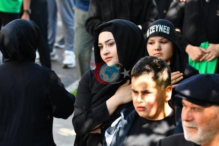 Karbalo uchun ko'z yoshlari: Ayollar qora kiyingan, erkaklar zanjirlangan