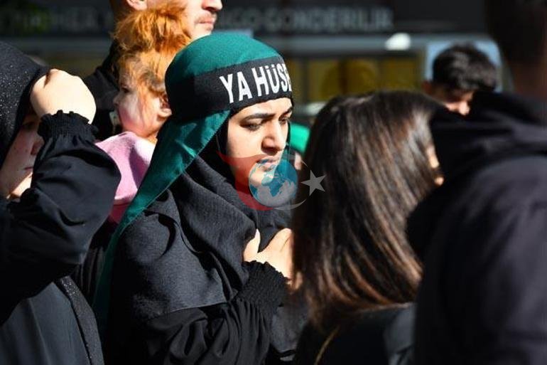 Karbalo uchun ko'z yoshlari: Ayollar qora kiyingan, erkaklar zanjirlangan