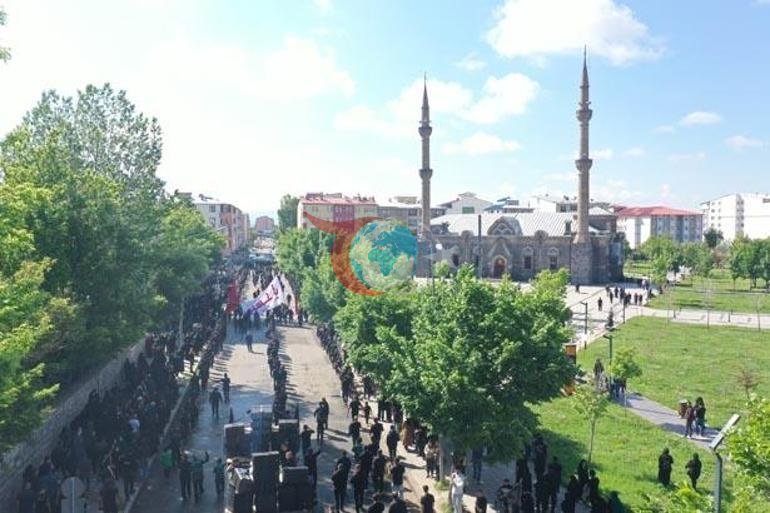 Karbalo uchun ko'z yoshlari: Ayollar qora kiyingan, erkaklar zanjirlangan
