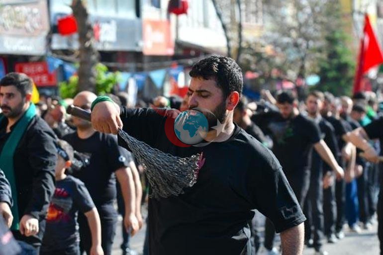 Karbalo uchun ko'z yoshlari: Ayollar qora kiyingan, erkaklar kishanlangan