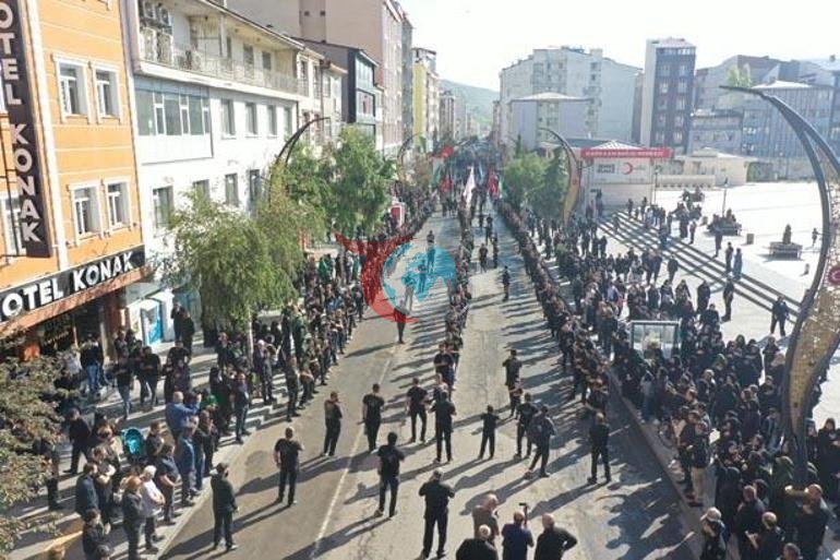 Karbalo uchun ko'z yoshlari: Ayollar qora kiyingan, erkaklar zanjirlangan