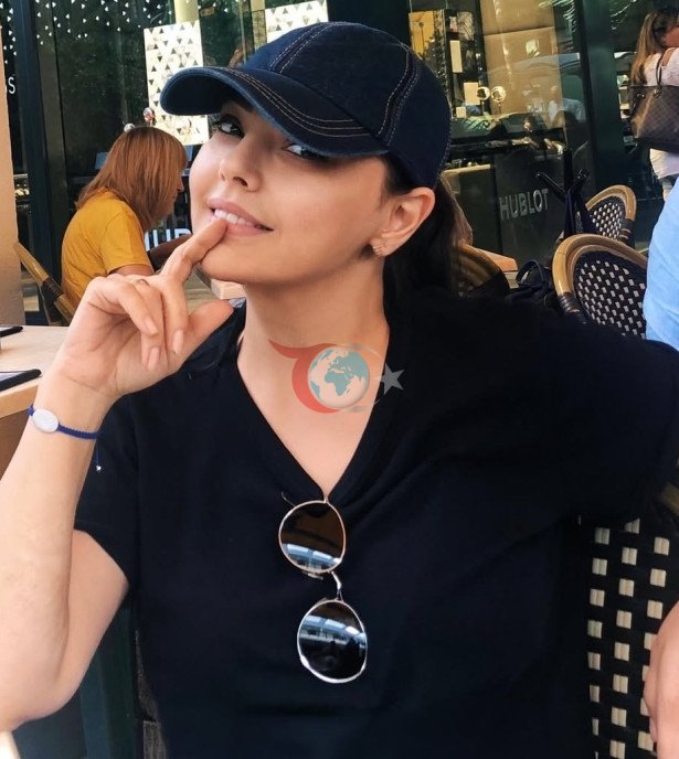 Ebru Gündeş 'şapkasız' çıkmıyor