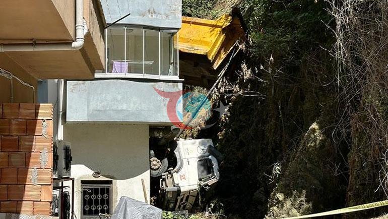 Düşünən qəza 20 metr hündürlükdən uçan yük maşını yaşayış binasında ilişib qalıb