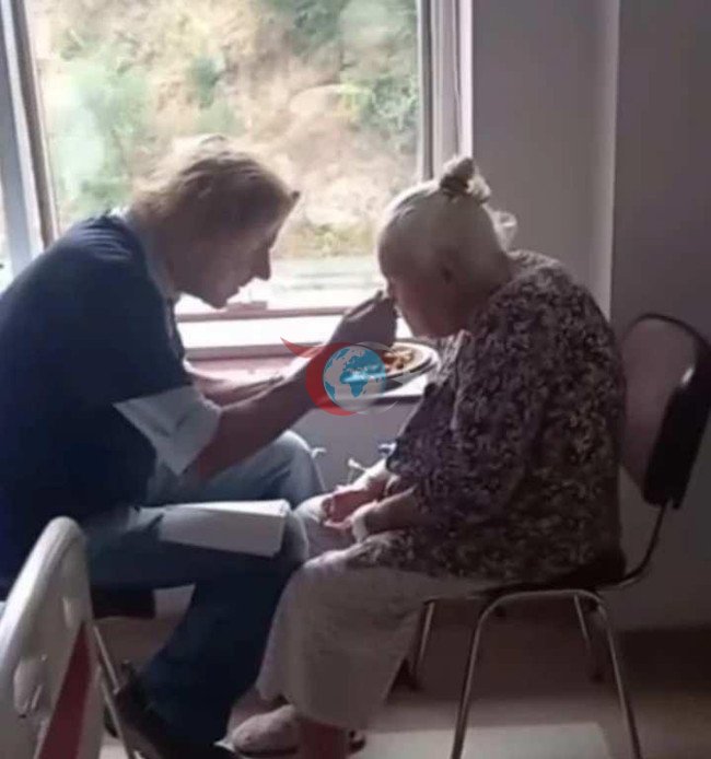 Annesinin kaybıyla yıkılmıştı... Ünlü şarkıcı açıklamasıyla yürek burktu! - Resim : 3