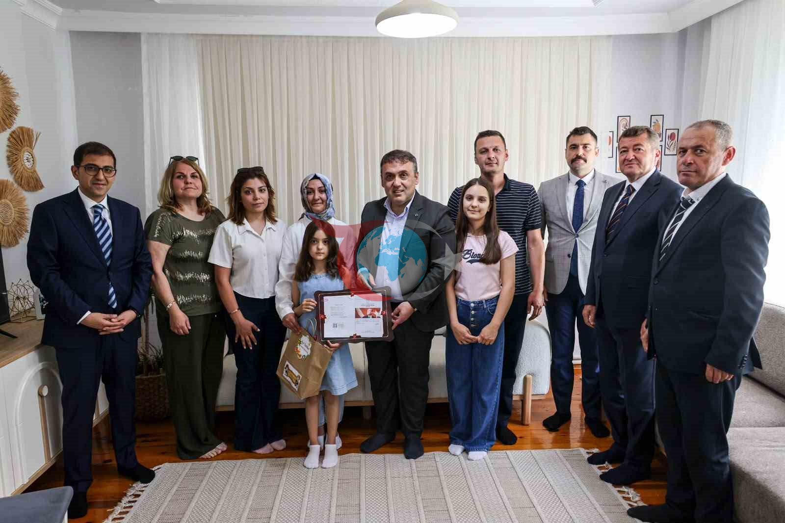Vali Sözer, Evde Eğitim Alan Öğrencilerin Karne Coşkusuna Katıldı