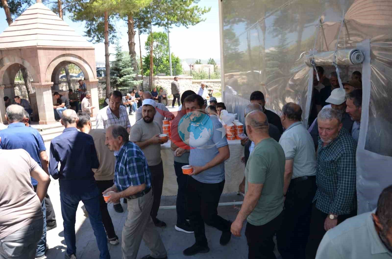 Tercan'da Muharrem Ayı Coşkusu: Cemaate Aşure İkramı