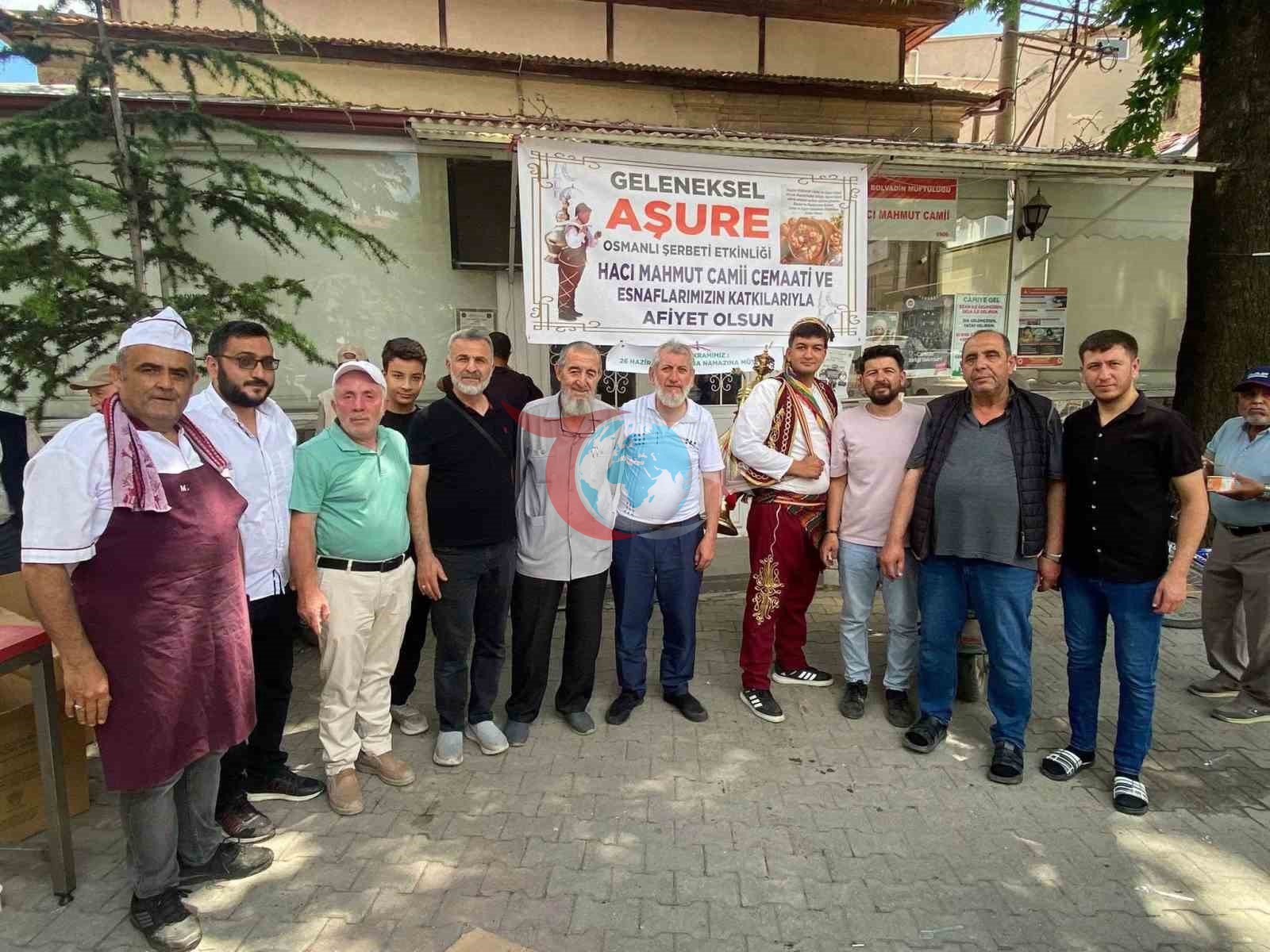 Bolvadin'de 2 Bin Kişiye Aşure ve Osmanlı Şerbeti İkram Edildi