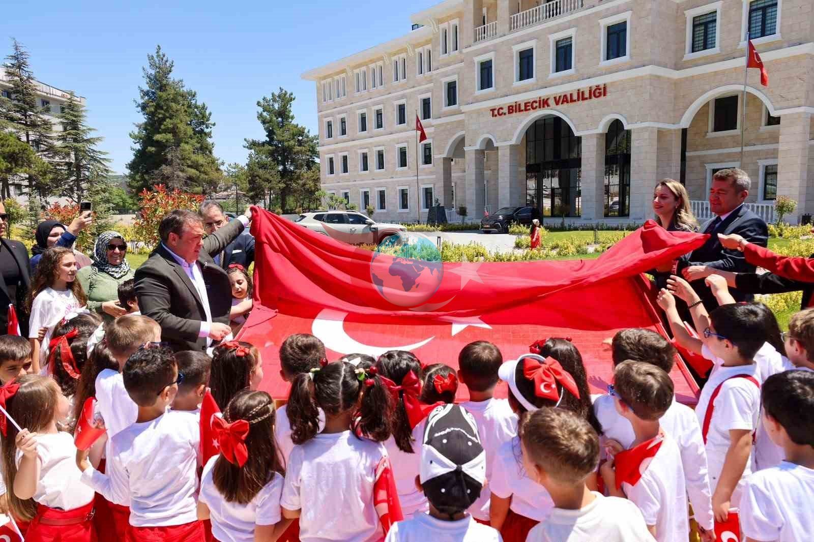 1071 Öğrencinin Emekleriyle Oluşan Mozaik Türk Bayrağı Açıldı
