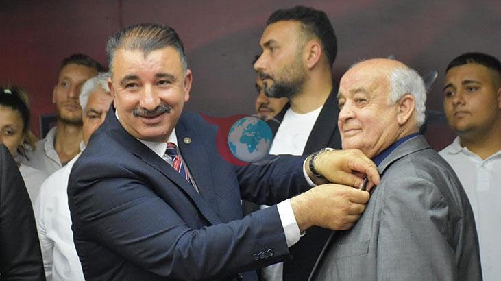 İzmir'de 370 Kişi AK Parti'ye Katıldı: Rozet Töreni Düzenlendi
