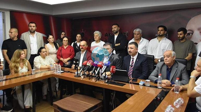 İzmir’de AK Parti’ye yeni üyeler katıldı, rozetler takıldı