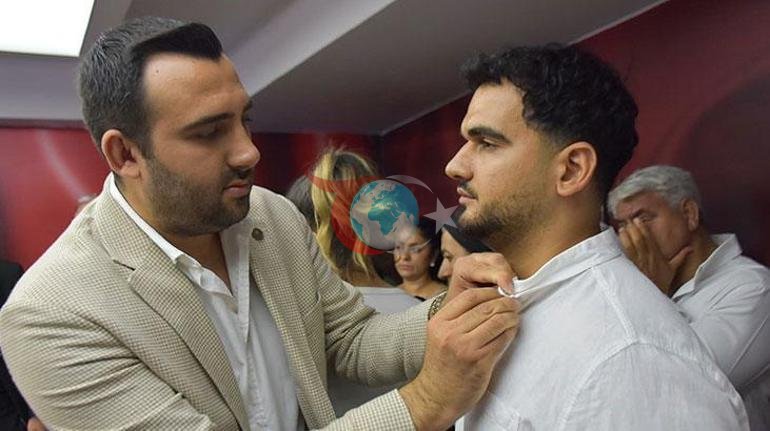 İzmir’de AK Parti’ye yeni üyeler katıldı, rozetler takıldı