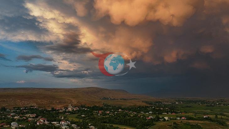 Van'da Göz Alıcı Mammatus Bulutları Gökyüzünü Süsledi