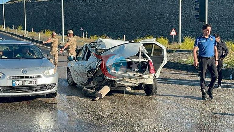 Ağrıda dəhşətli qəza Əyləcləri partlayan bir pikap avtomobilə çırpıldı: 2 yaralı var