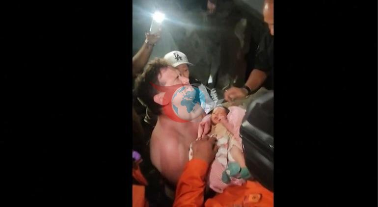 Venesuelada möcüzə anı 18 günlük körpə dağıntılar altından sağ-salamat xilas edilib 