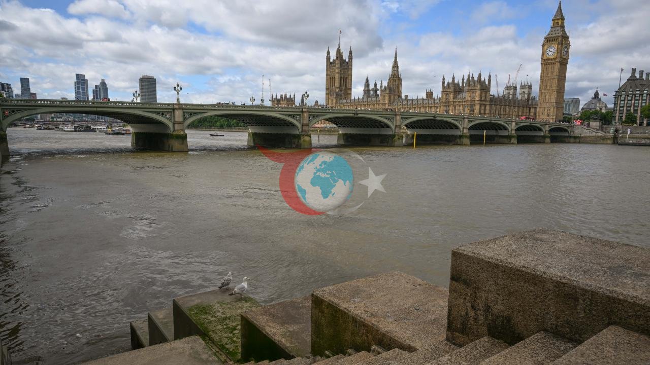Thames Nehri'nin Renk Değişimi Londra'da Merak Uyandırdı