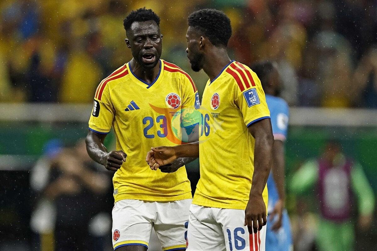 Davinson Sanchez (solda) komanda yoldaşı ilə danışır.