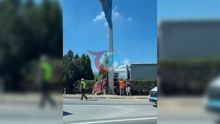 Kocaelide feci kaza Panelvan yön tabelasına çarptı: Ölü ve yaralılar var