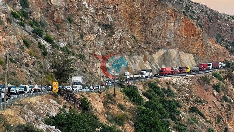 Yola akan mazot faciayı beraberinde getirdi Zincirleme kazada 4 araç birbirine girdi