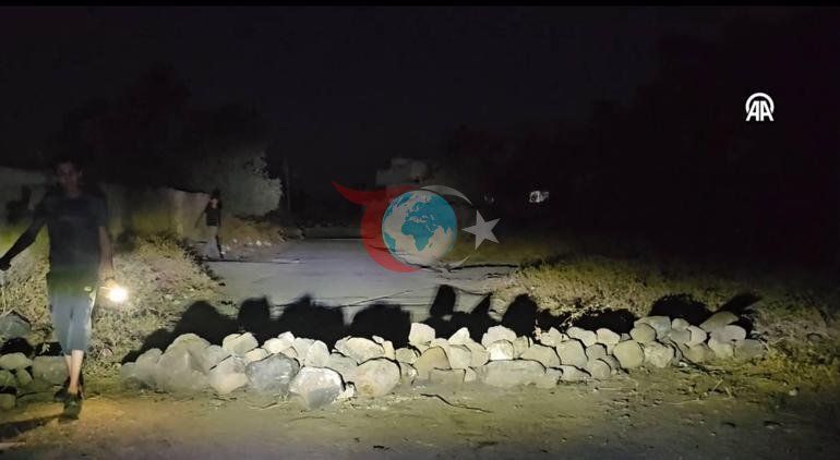 İsrailden Suriyeye topçu atışı Köy halkı yolları taşlarla kapattı