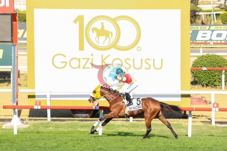 Ünlüler, Hipodrom.com locasında 100üncü Gazi Koşusu heyecanını yaşadı