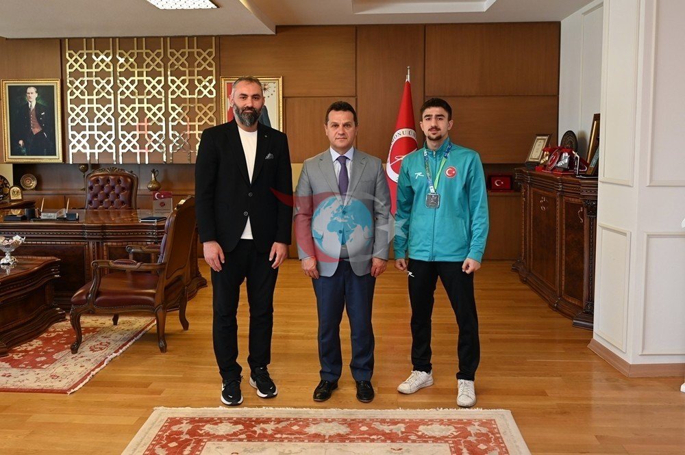 Rektör Topal, Dünya İkincisi Sporcuyu Kutladı