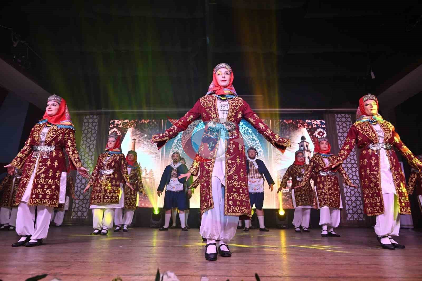 Manisa’da Halk Dansları Gecesi İzleyicileri Büyüledi