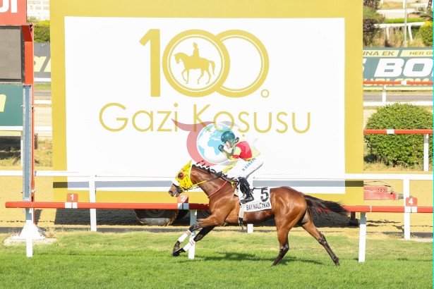 Ünlüler, Hipodrom.com locasında 100'üncü Gazi Koşusu heyecanını yaşadı - Resim : 3