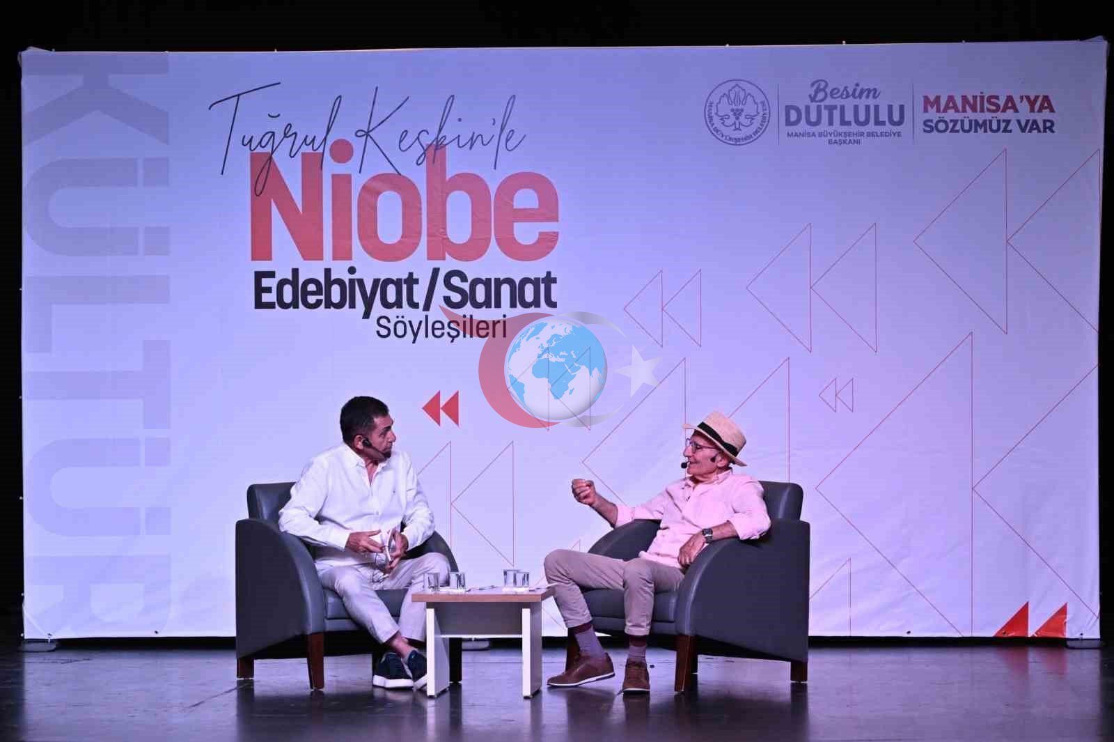 Nihat Behram Manisa'da Edebiyat ve Yapay Zekayı Tartıştı