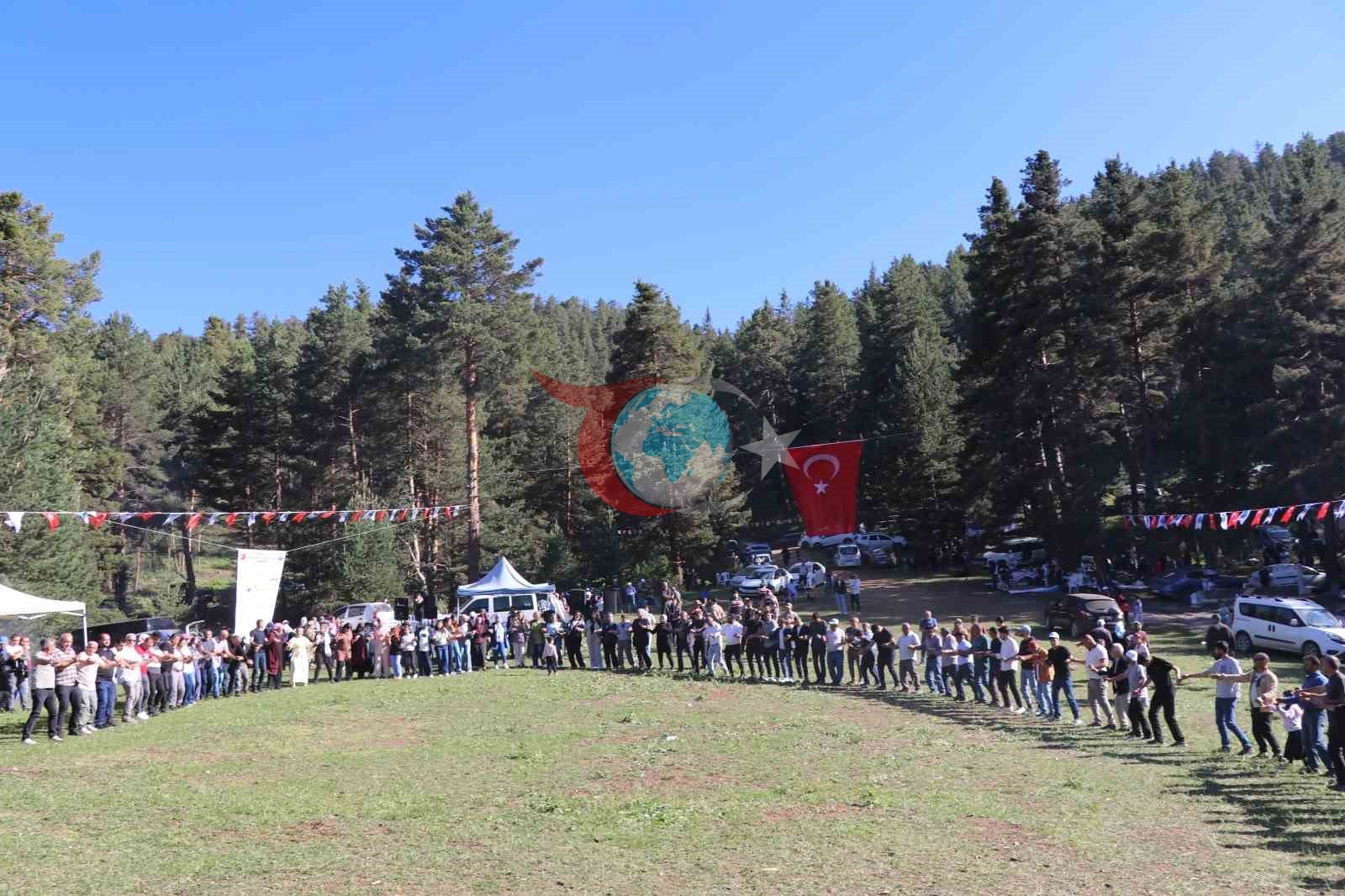 Erzurum'da Renkli Anlar: Karnavas Dut Pekmezi Festivali Coşkuyla Kutlandı