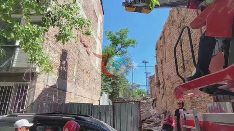 Kadıköyde yıkımı yapılan bina çöktü; işçiler kurtarıldı