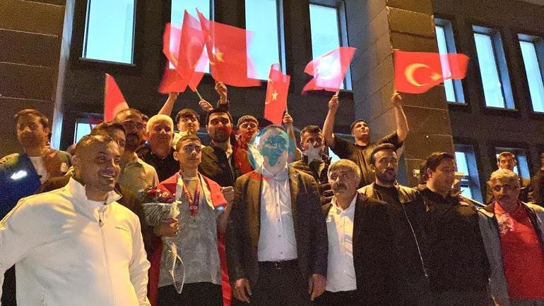 Poyezdda yetib kelgan chempionni hayajon bilan kutib olish